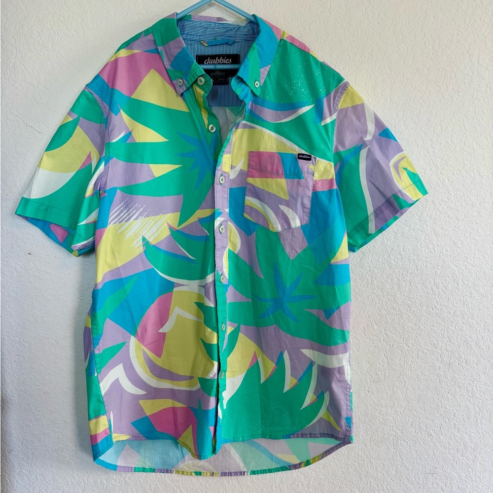 Chubbies Mens Button Up Shirt Surfside Friday Shirt NWOT Short Sleeve Size Small